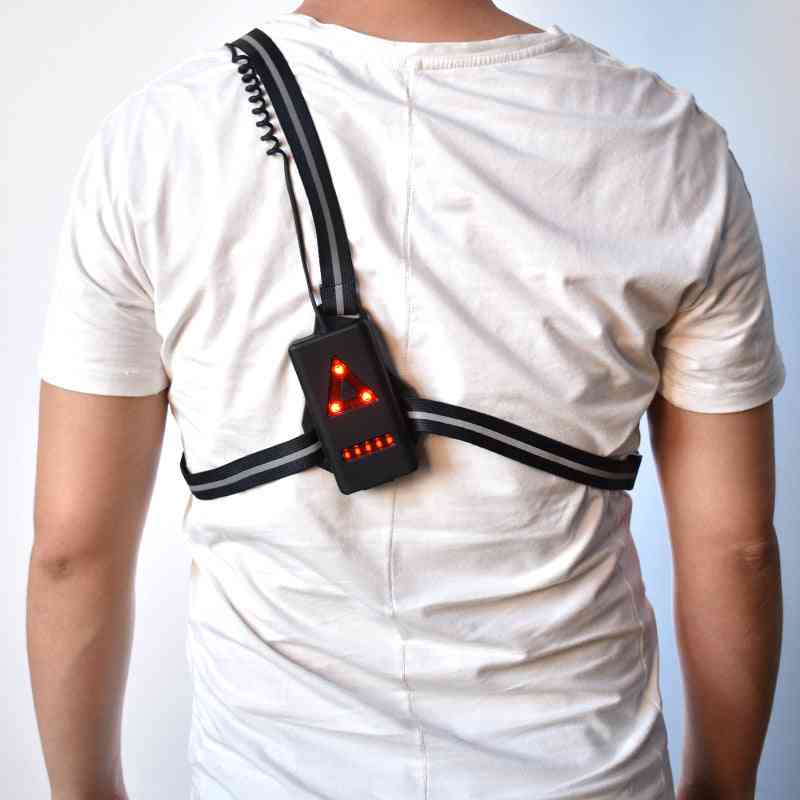 Persoană purtând ham de siguranță cu lumină LED roșie de avertizare, pentru semnalizare și siguranță rutieră, pe tricou alb