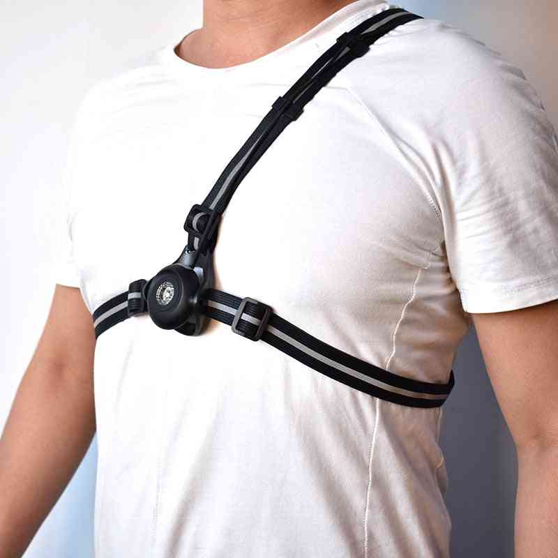 Persoană purtând ham de siguranță cu lumină LED roșie de avertizare, ideal pentru semnalizare și siguranță rutieră, pe tricou alb
