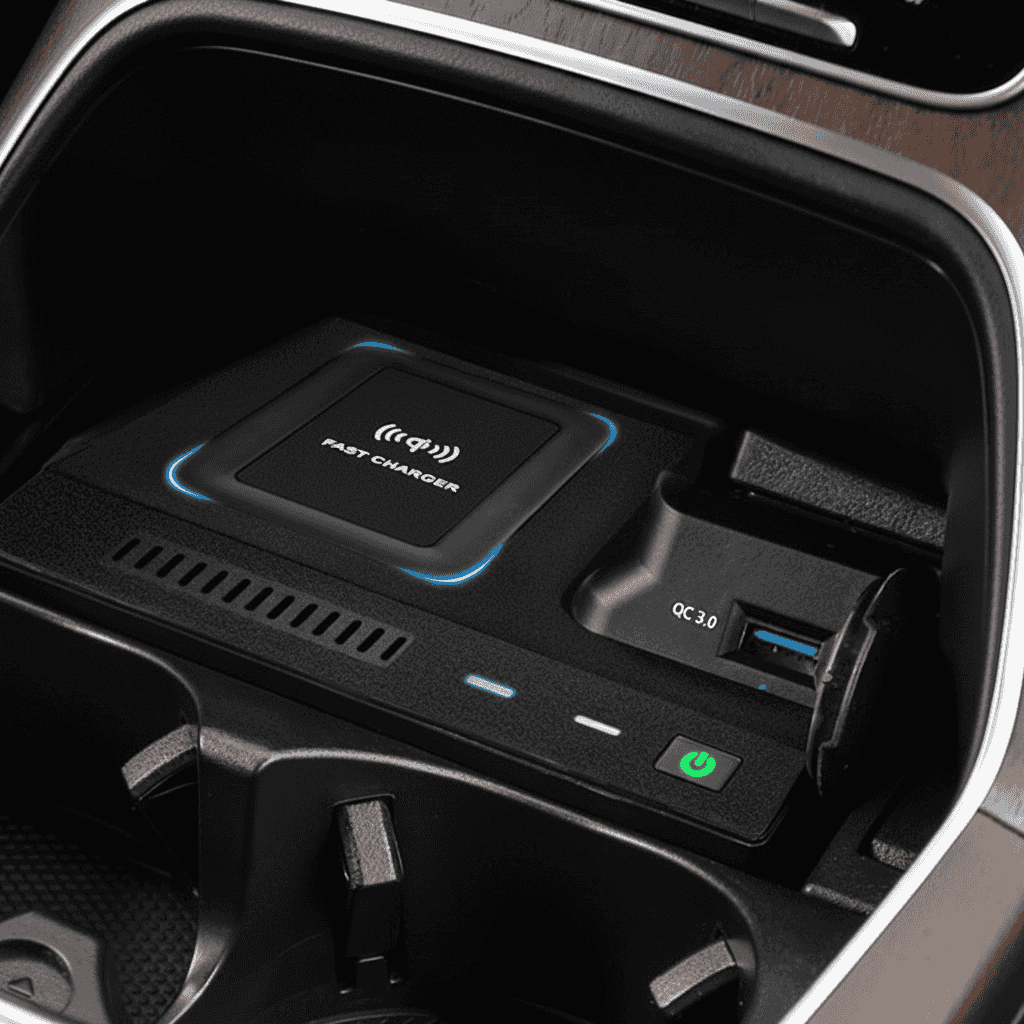 Consolă centrală Mercedes-Benz cu încărcător wireless pentru telefon, suport pentru smartphone și sistem de încărcare rapidă, design modern